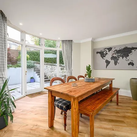 Elegant Flat With Garden In West End شقة