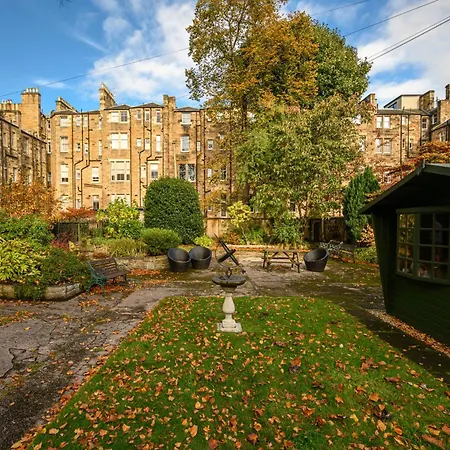 Elegant Flat With Garden In West End Apartment
