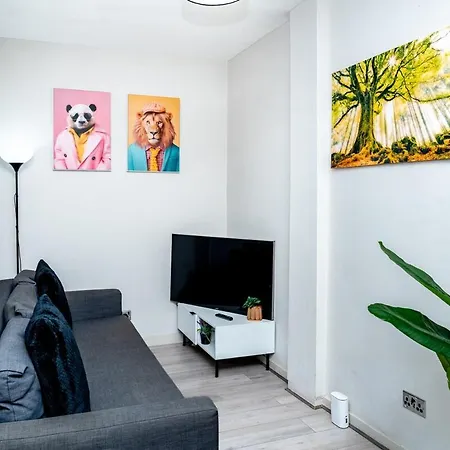 2bd, Ocean Terminal, Ram To Airport, Sleeps 4 *
