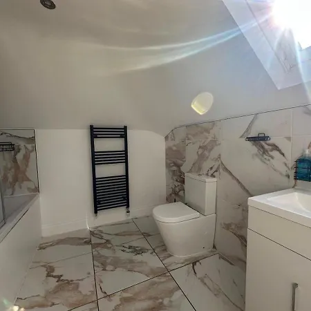 Villa Luxury 5bd, Gym, Parking, Bus To Airport, Sleeps10 *
