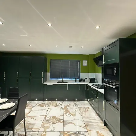Villa Luxury 5bd, Gym, Parking, Bus To Airport, Sleeps10 *