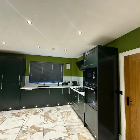Luxury 5bd, Gym, Parking, Bus To Airport, Sleeps10 Villa *
