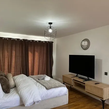 Villa Luxury 5bd, Gym, Parking, Bus To Airport, Sleeps10 *