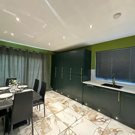 Luxury 5bd, Gym, Parking, Bus To Airport, Sleeps10 Villa *