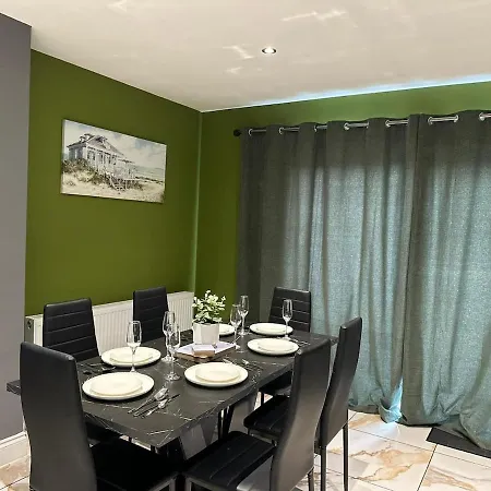 Villa Luxury 5bd, Gym, Parking, Bus To Airport, Sleeps10 *