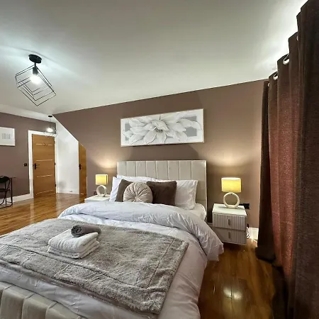 Villa Luxury 5bd, Gym, Parking, Bus To Airport, Sleeps10 *