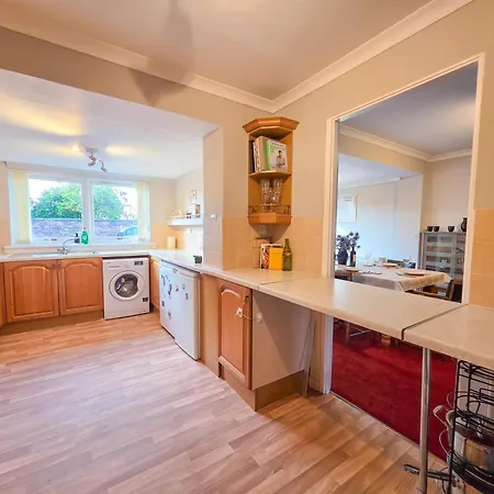 3 Bedroom Home, Peaceful Garden Semesterbostad