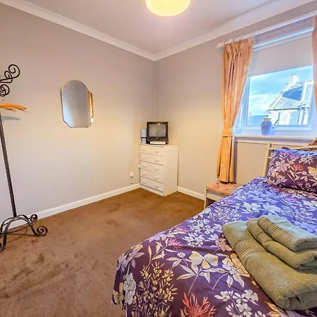 3 Bedroom Home, Peaceful Garden Semesterbostad Edinburg