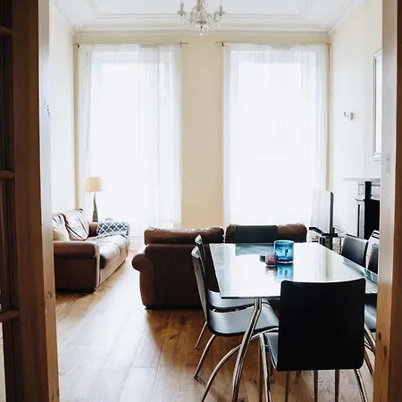 Traditional 2 Bedroom Edinburgh