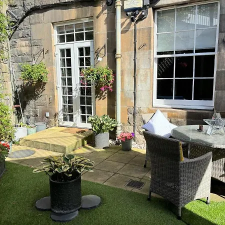 Edinburgh, Near Dean Village, Luxury Art Garden Apartment *