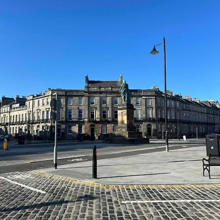 Edinburgh, Near Dean Village, Luxury Art Garden Apartment *