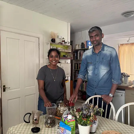 Charming 3 Bed , Private Budget , Free Street Parking , Fibre Optic Internet , Garden Bed & Breakfast