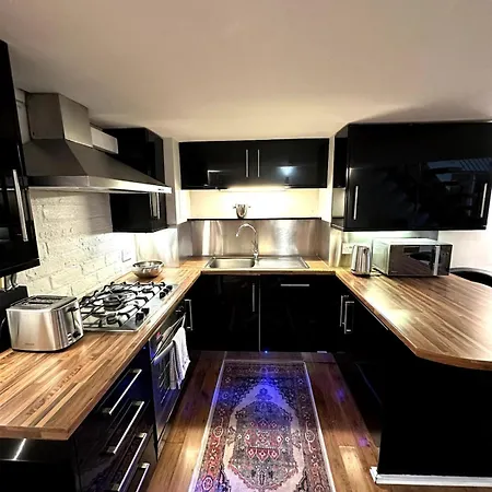 Stylish 2br - Walk To Attraction