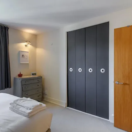 Industrial Chic 2bd Flat In Historic Whisky Bond Apartment Edinburgh