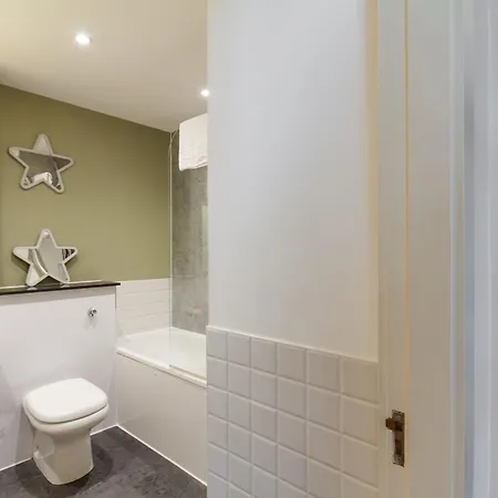 Industrial Chic 2bd Flat In Historic Whisky Bond *