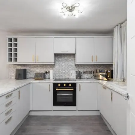 Dynastays- Stylish Seaside Home- Adults Only, Dog Friendly, Garden & Parking *