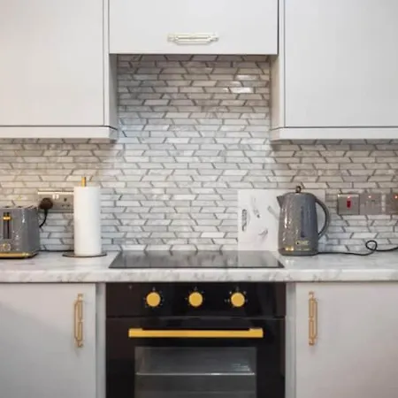 Dynastays- Stylish Seaside Home- Adults Only, Dog Friendly, Garden & Parking *