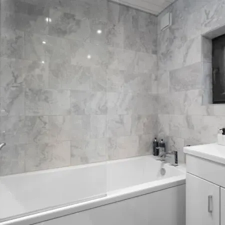 Vakantiehuis Dynastays- Stylish Seaside Home- Adults Only, Dog Friendly, Garden & Parking