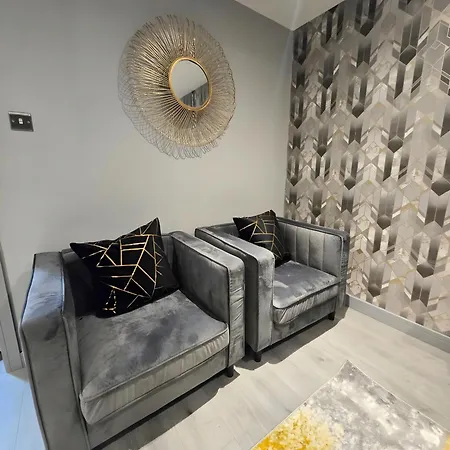 Dynastays- Stylish Seaside Home- Adults Only, Dog Friendly, Garden & Parking Vakantiehuis