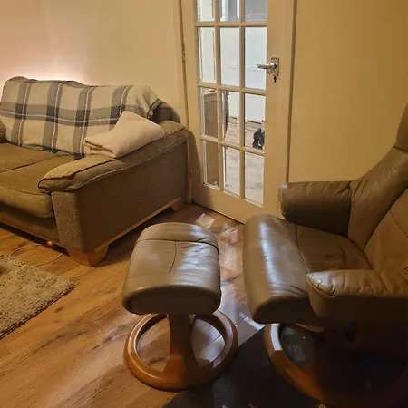2 Bed Flat Apartment *