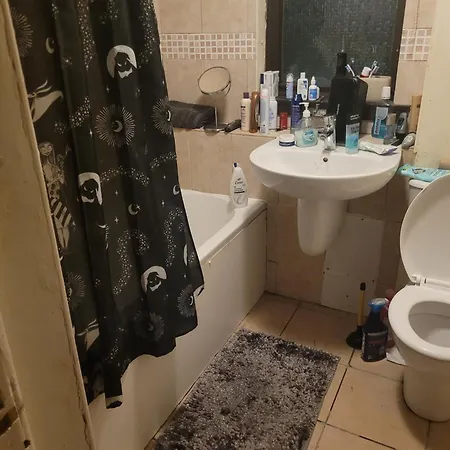 2 Bed Flat Apartment *