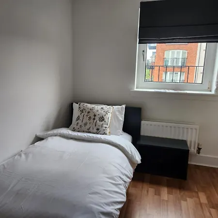 公寓 Stunning 3bed With Balcony And Free Parking