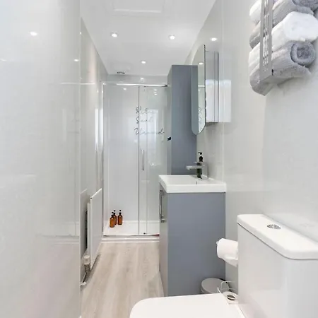 The Compact Caledonian Flat - Haymarket Lägenhet