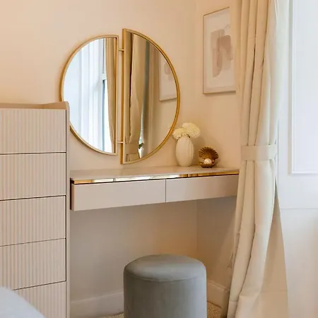 The Compact Caledonian Flat - Haymarket Lägenhet Edinburg