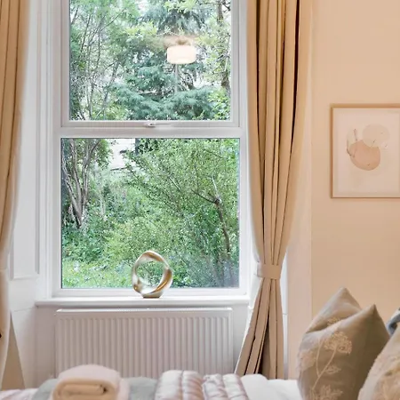 The Compact Caledonian Flat - Haymarket Lägenhet Edinburg