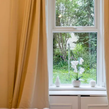 The Compact Caledonian Flat - Haymarket * Edinburgh