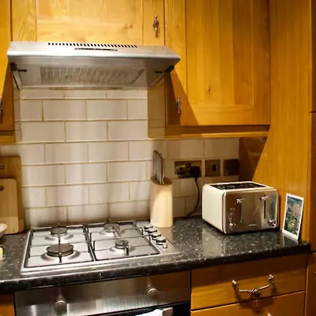 Newly Refurbed With Free Parking *