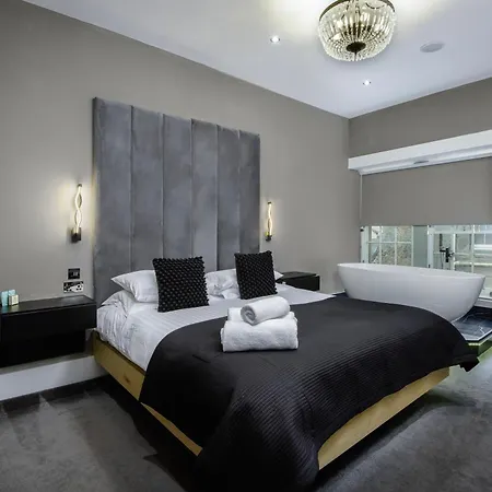 Boutique 2br On Royal Mile - Freestanding Bathtub *