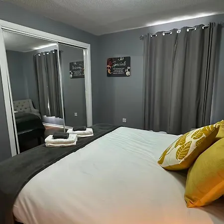 Two Bedroom Flat Close To Meadows With Free Parking By Parking Permit