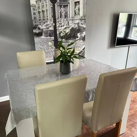 Two Bedroom Flat Close To Meadows With Free Parking By Parking Permit *