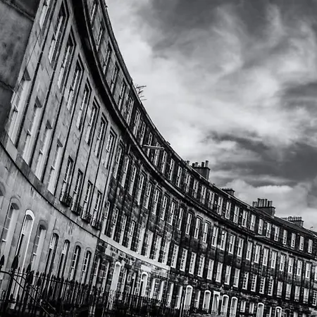 The Gardners In Centre With Parking *