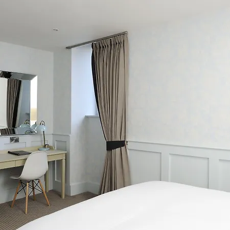 Grove House Hotell 4*
