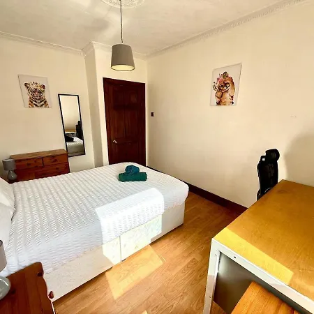 Spacious 3 Bedroom Flat * Edinburgh