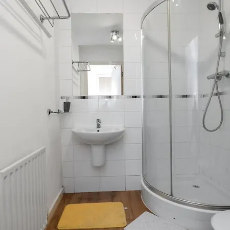 Appartement Modern 2br Flat, Parking & Balcony In
