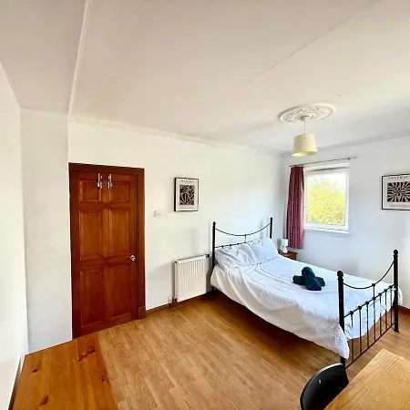 Spacious 3 Bedroom Flat Edinburgh