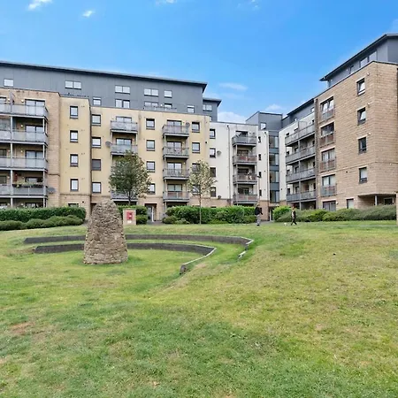 Modern 2br Flat, Parking & Balcony In Appartement Edinburgh