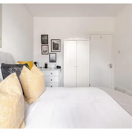 Lejlighed Elegant Flat In A Serene Neighbourhood *