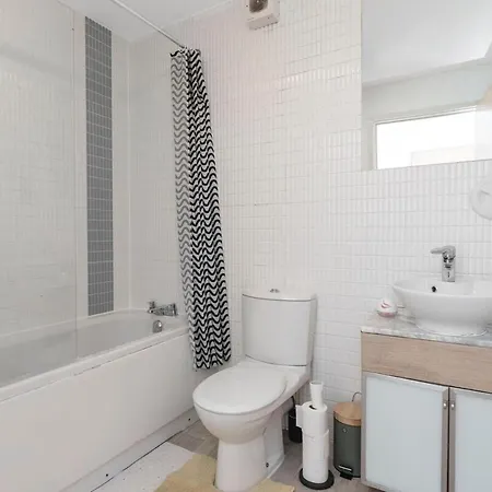 Appartement Modern 2br Flat, Parking & Balcony In