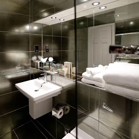 Отель Nira Caledonia 4*