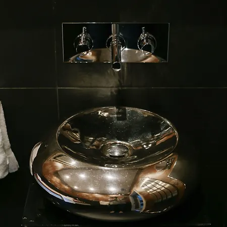 Nira Caledonia Эдинбург