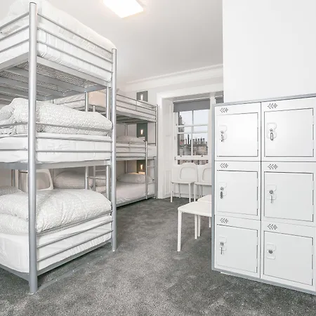 Hostel Revolver *