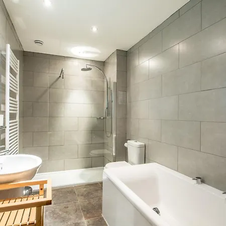 Six Brunton Place Bed and breakfast