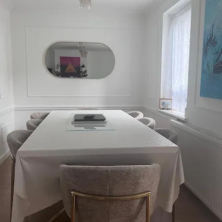 Centre House - 5 Bedrooms - Sleeps 9 - Parking *