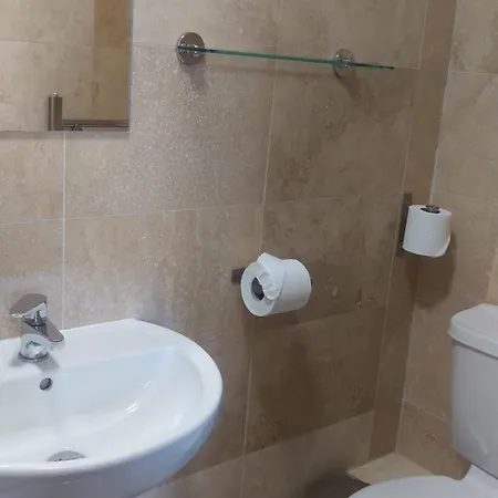 Cambridge House בית הארחה 3*