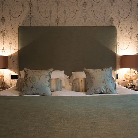 No11 Boutique & Brasserie