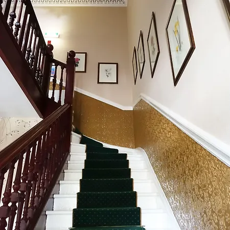 Konukevi Gladstone House 4*